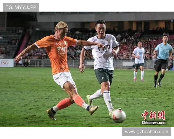 足球明星装扮大解析 揭秘球场外的时尚风采与个性魅力